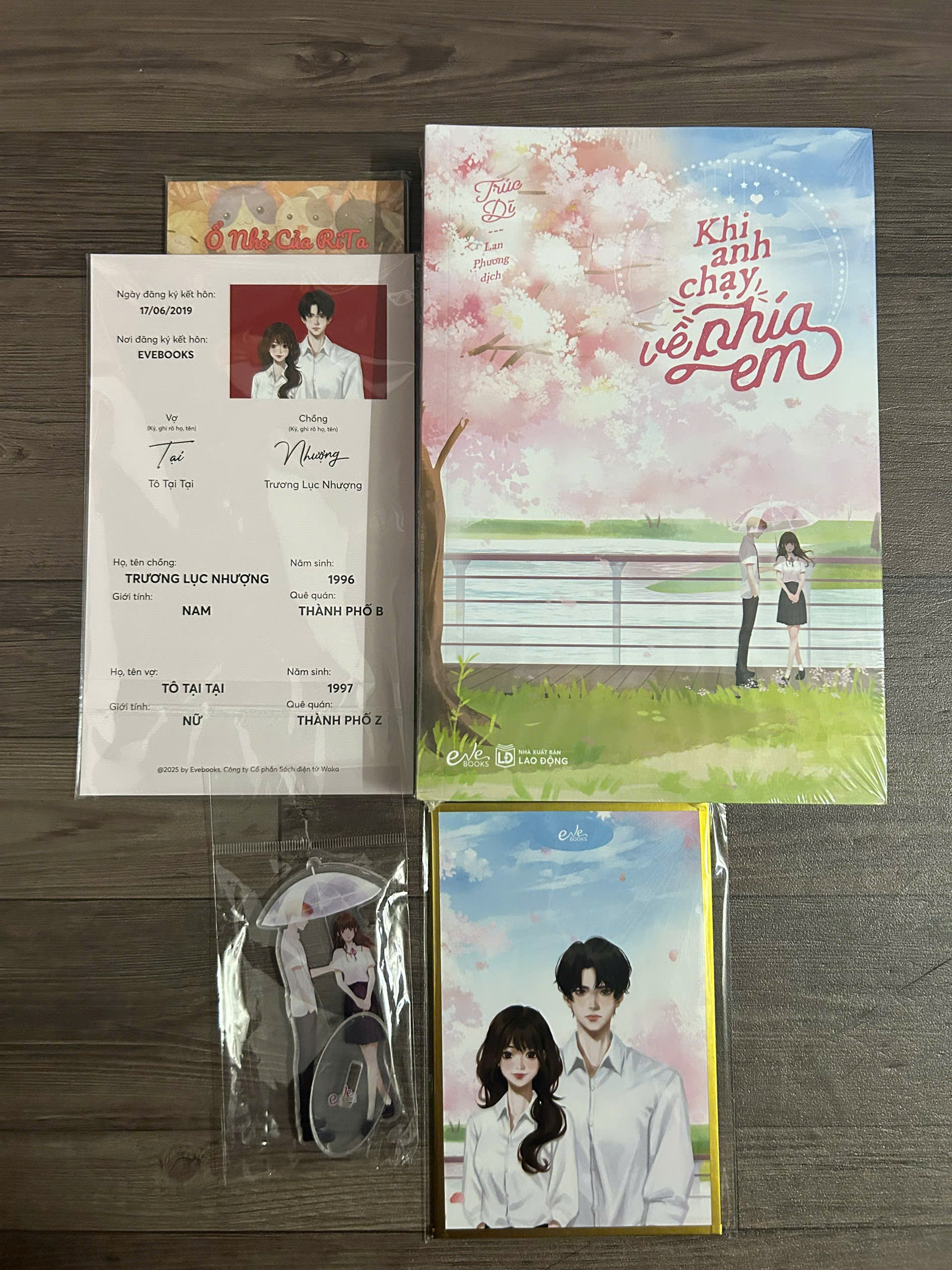 Sách - Khi Anh Chạy Về Phía Em - Tặng kèm Giấy Chứng Nhận Kết Hôn (Bản đặc biệt)