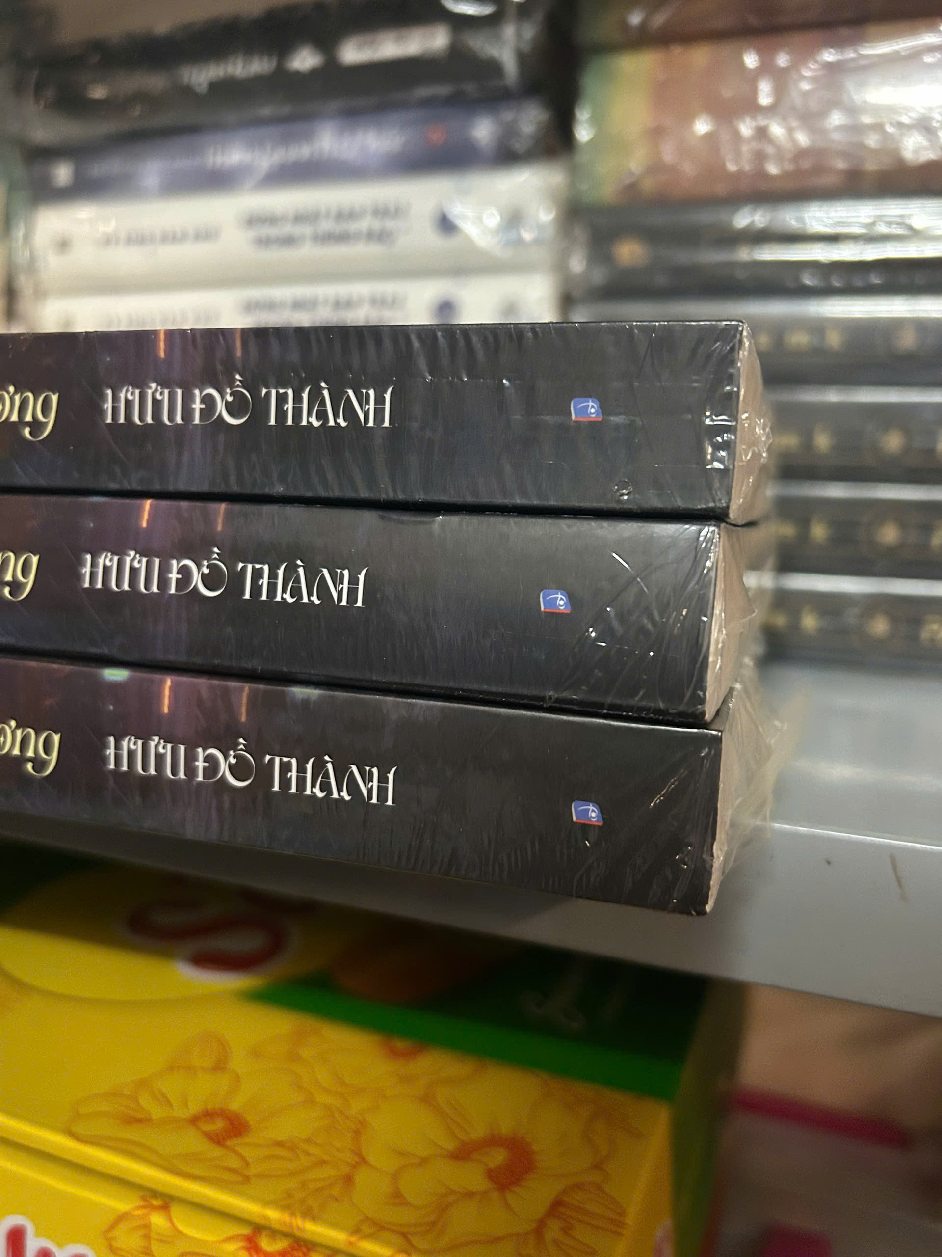 Sách - Chó Hoang Và Xương (Bản thường)