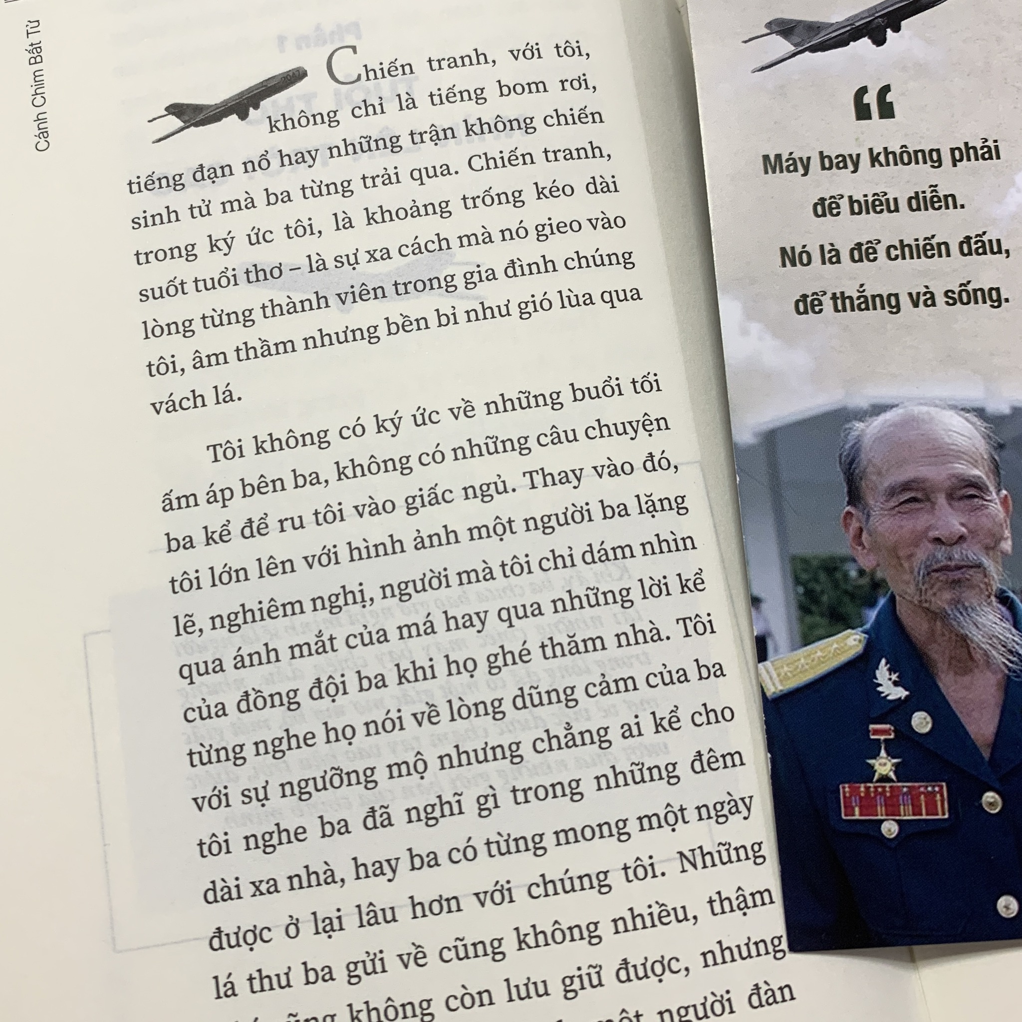 Sách lịch sử - Hồi ký Cánh chim bất tử - Câu chuyện về phi công huyền thoại Nguyễn Văn Bảy 